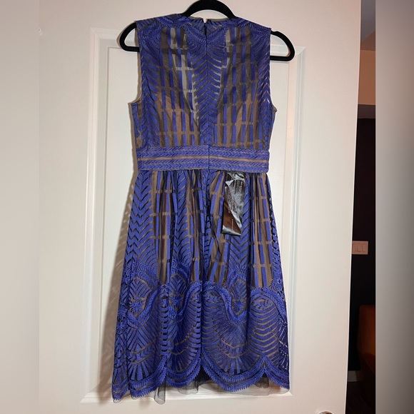 BCBG Max Azria Embroidered Tulle mesh overlay dress, lined. Size 02. New - Picture 2 of 5
